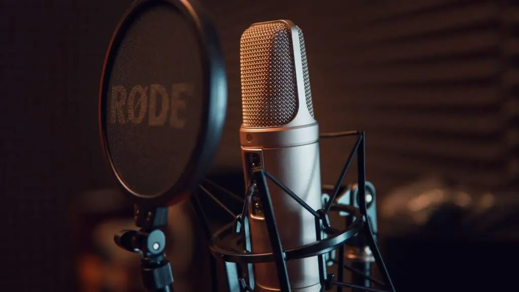 En este momento estás viendo ¿Cómo potenciar tus proyectos audiovisuales con locución profesional?