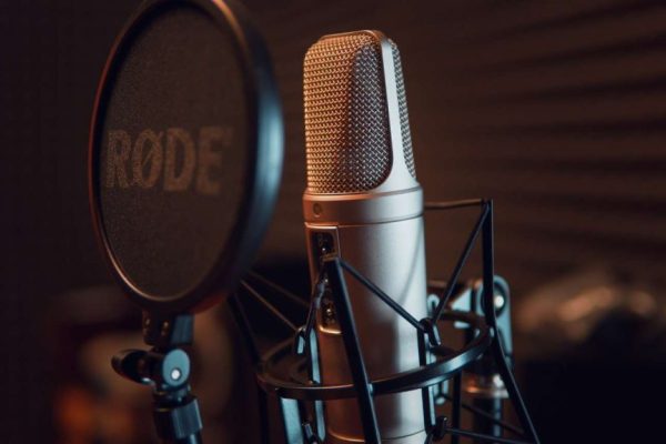 ¿Cómo potenciar tus proyectos audiovisuales con locución profesional?